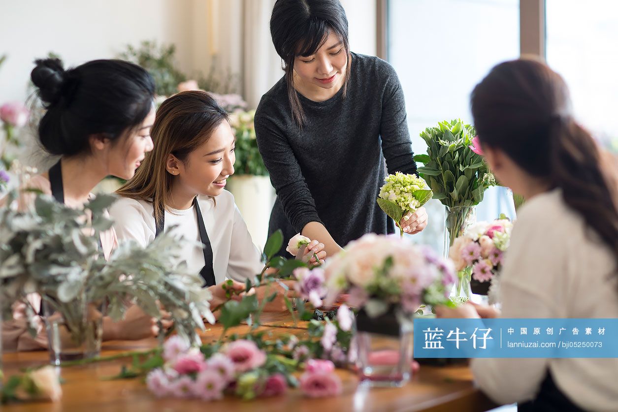 闺蜜一起参加插花艺术沙龙