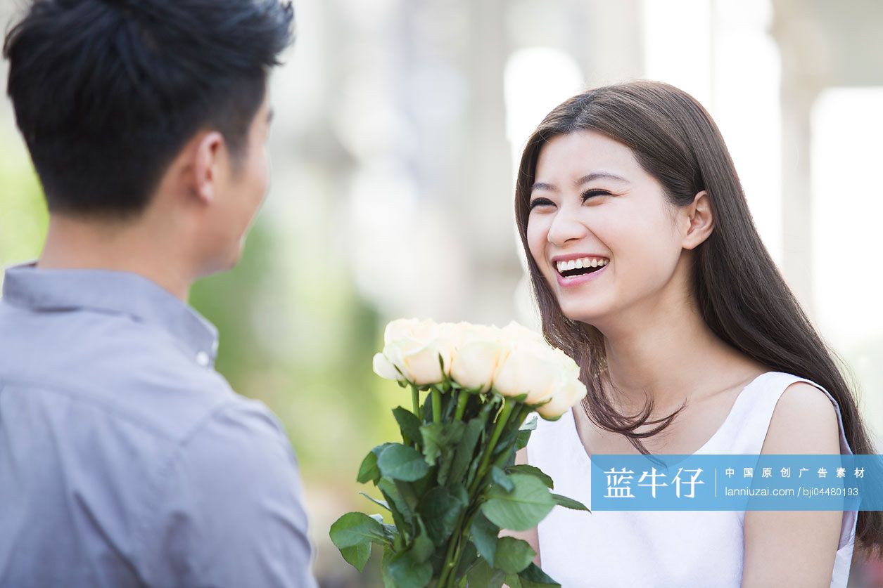 年轻男子给女朋友送花