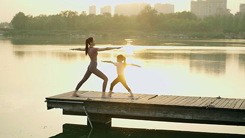 妈妈和女儿在公园练瑜伽