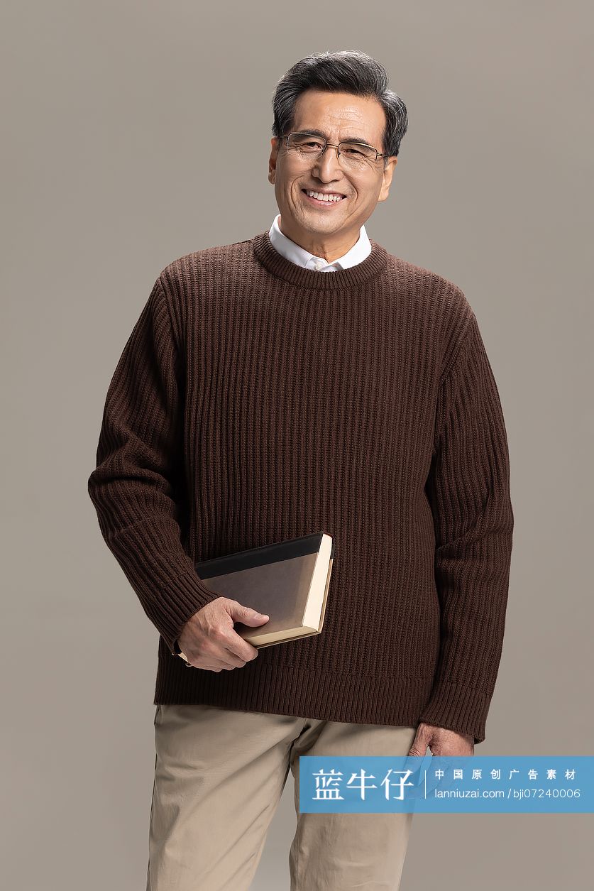 老年男子与书本