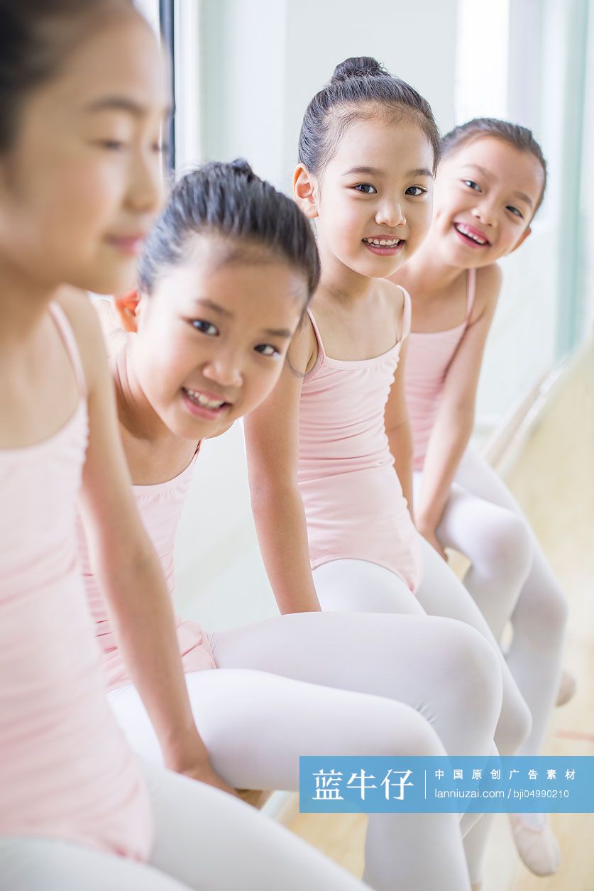 跳芭蕾的小女孩们在舞蹈室休息