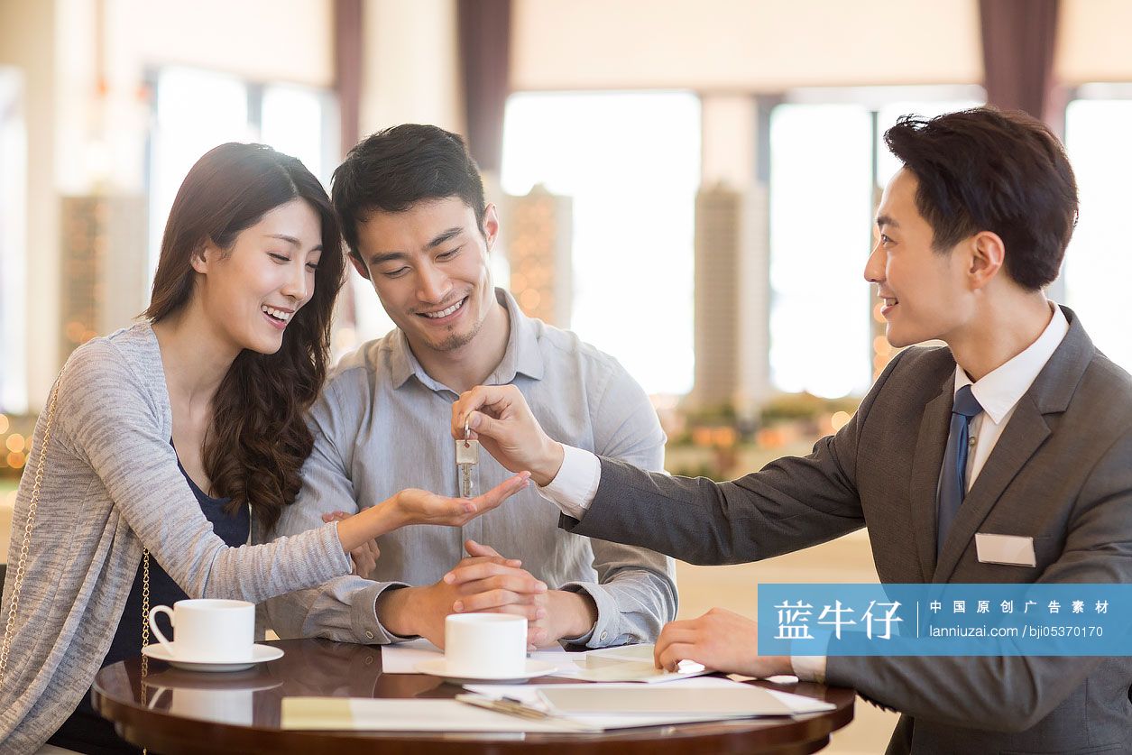 年轻夫妇在售楼处买新房