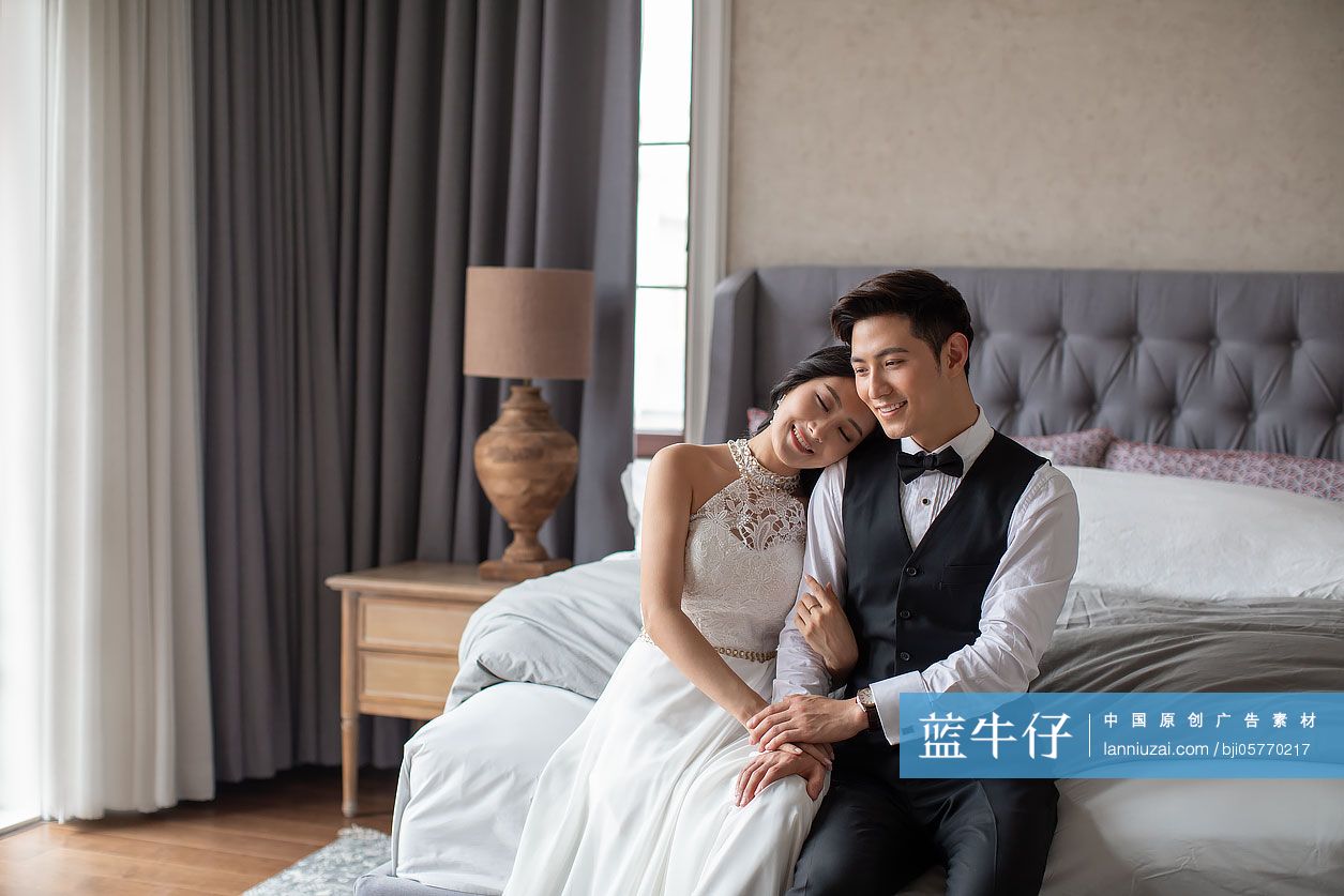 年轻夫妇在卧室共享甜蜜时光-蓝牛仔影像-中国原创广告影像素材