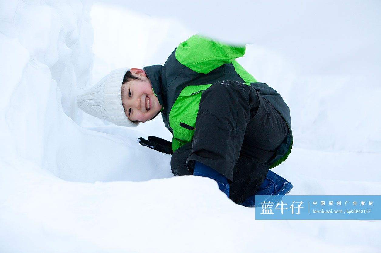 小男孩在雪地嬉戏