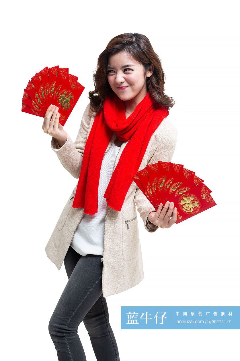 快乐的年轻女士手拿红包