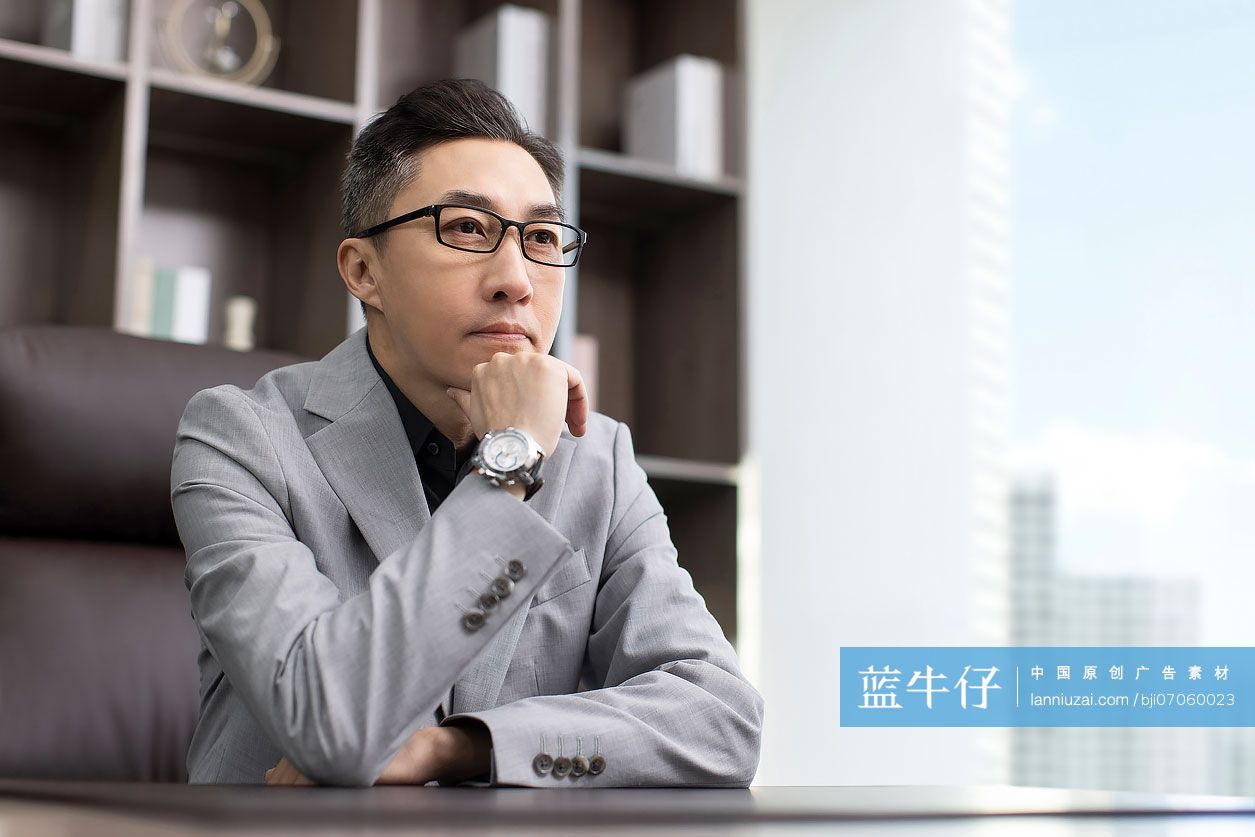 成功的商务男士思考问题