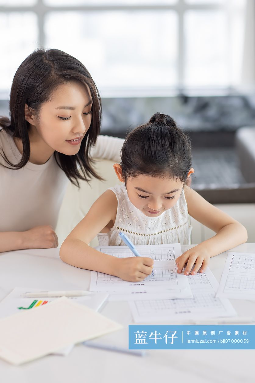 妈妈辅导女儿写作业