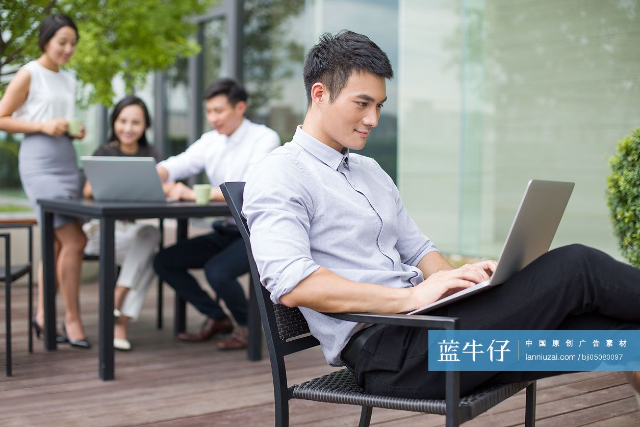 商务男士在户外使用笔记本电脑