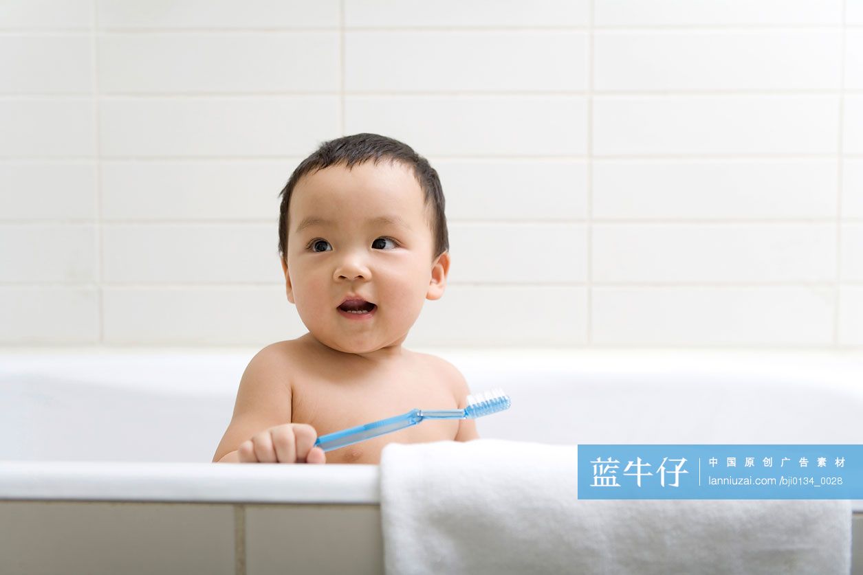 可爱的宝宝洗澡
