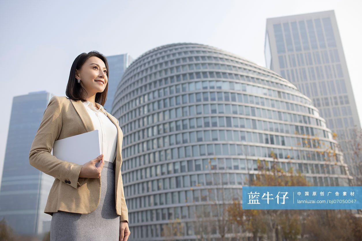 自信的商务女士望向远方
