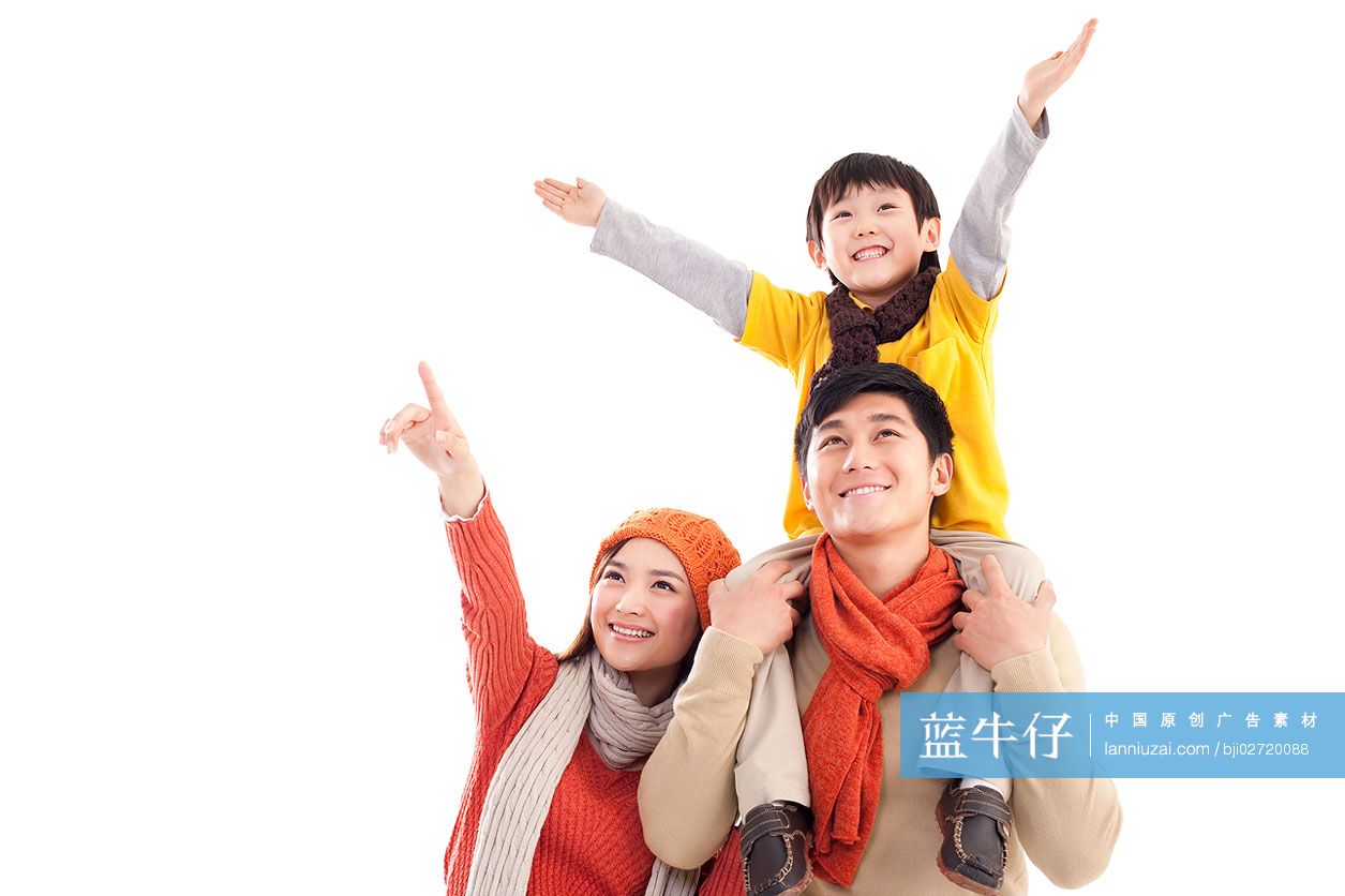 一家三口眺望远方