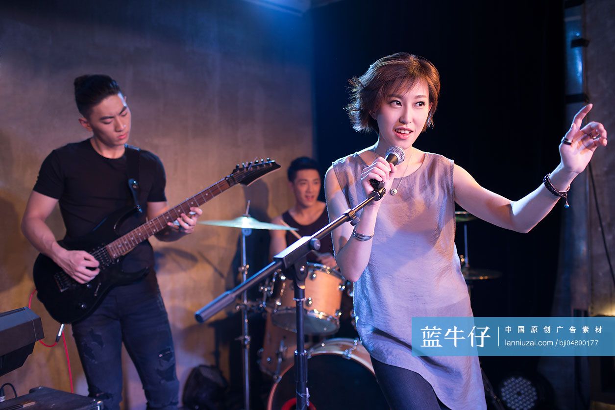 年轻乐队在舞台上表演