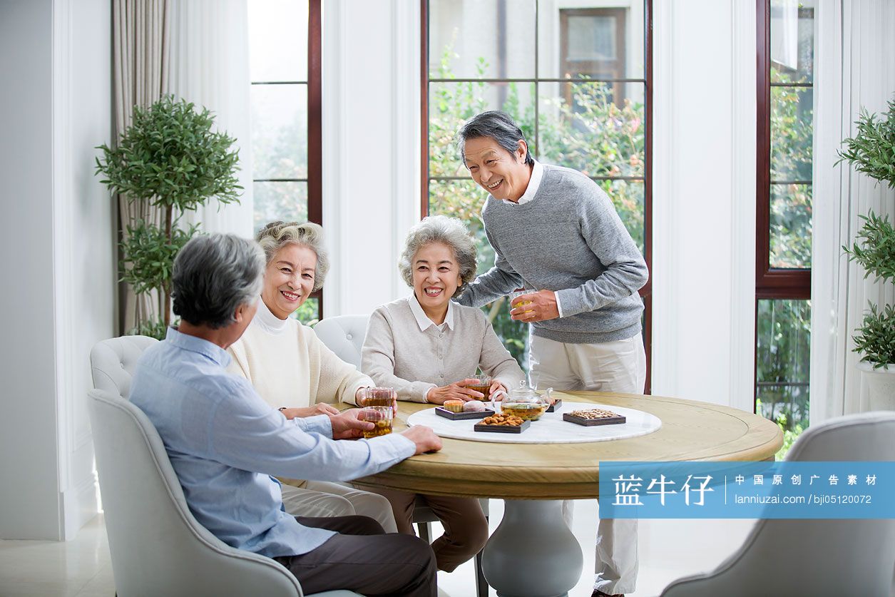 快乐的老年人喝茶聊天