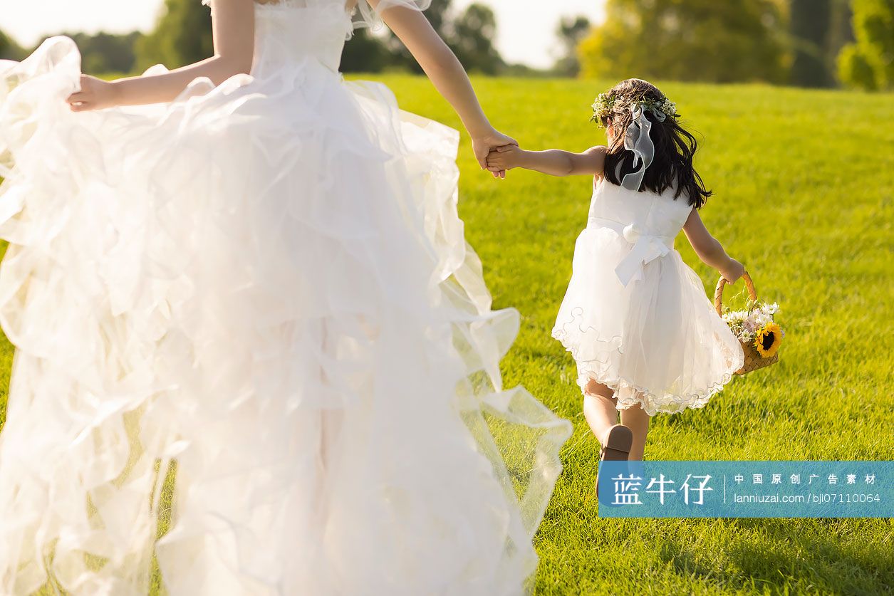 可爱的婚礼花童和新娘在草地上玩-蓝牛仔影像-中国原创广告影像素材