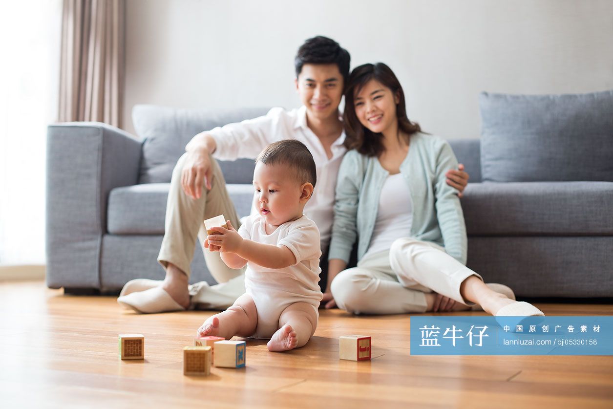 幸福的年轻家庭