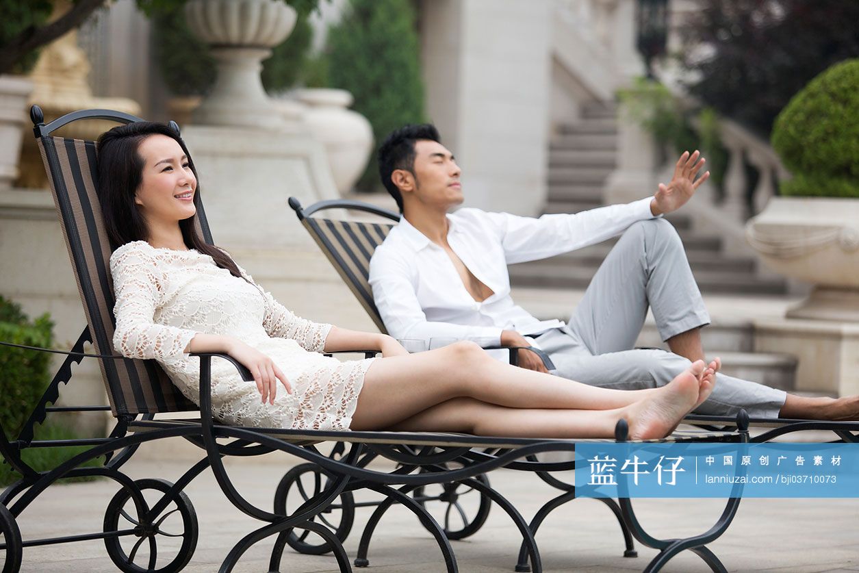 年轻情侣在躺椅上休息