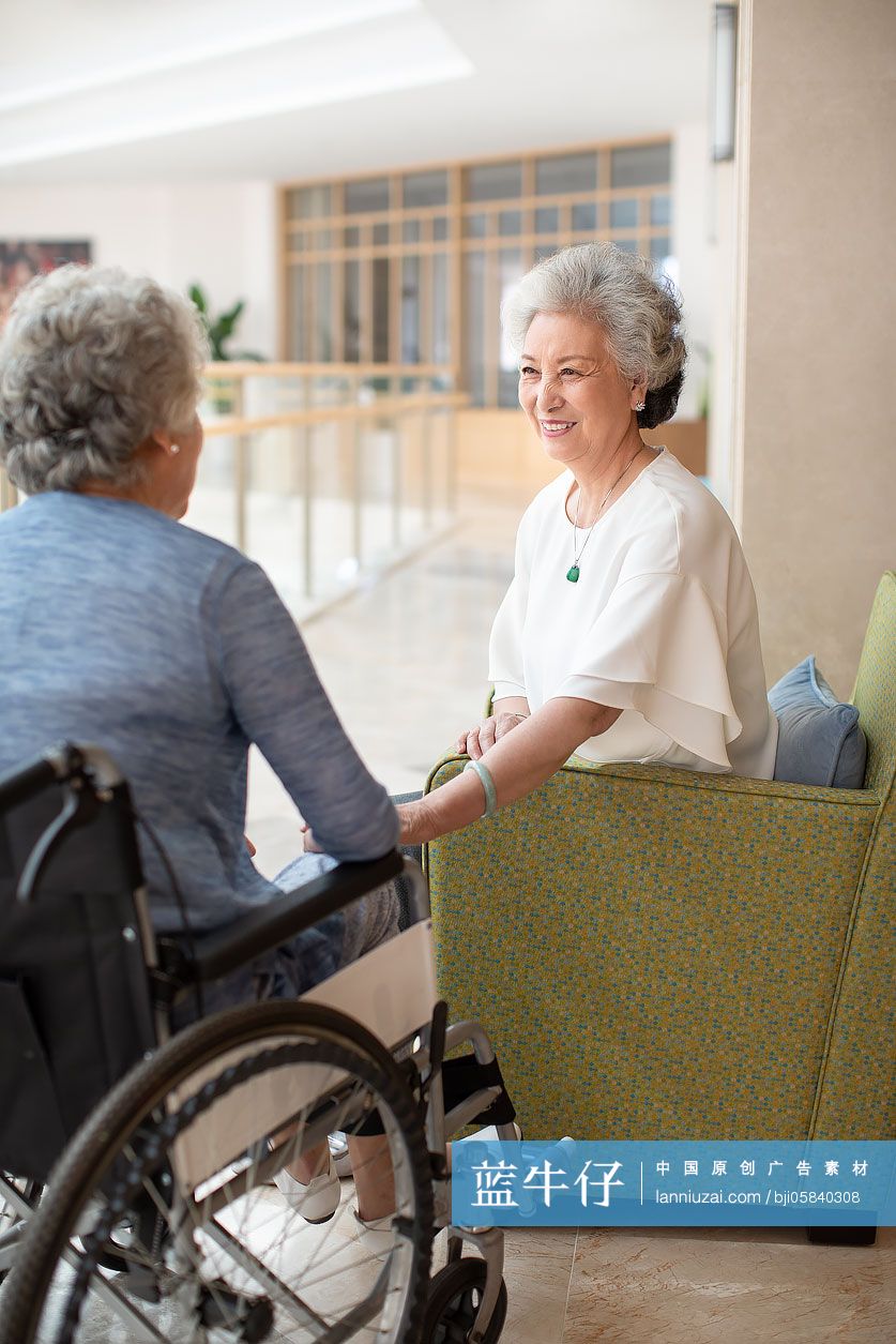 老年人在养老院聊天
