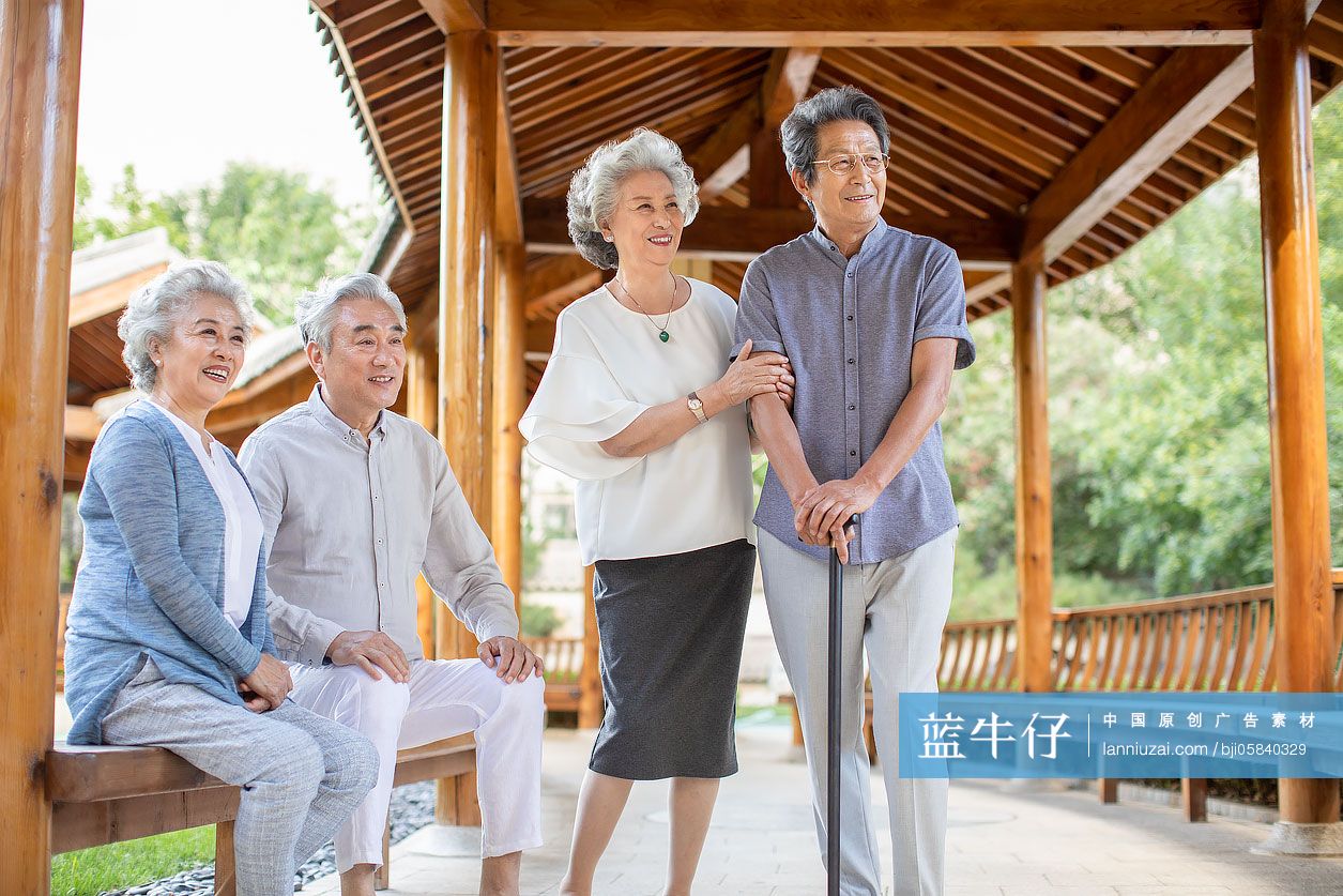老年朋友们在凉亭-蓝牛仔影像-中国原创广告影像素材