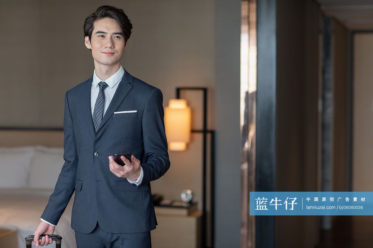 年轻商务男士入住酒店