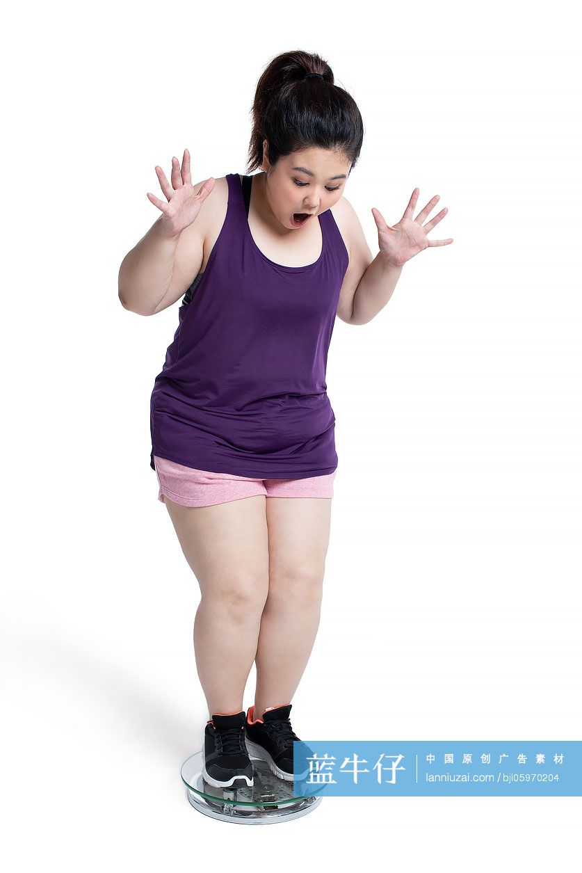 超重的年轻女士称体重