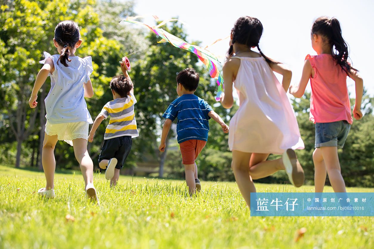 快乐的儿童在草地放风筝