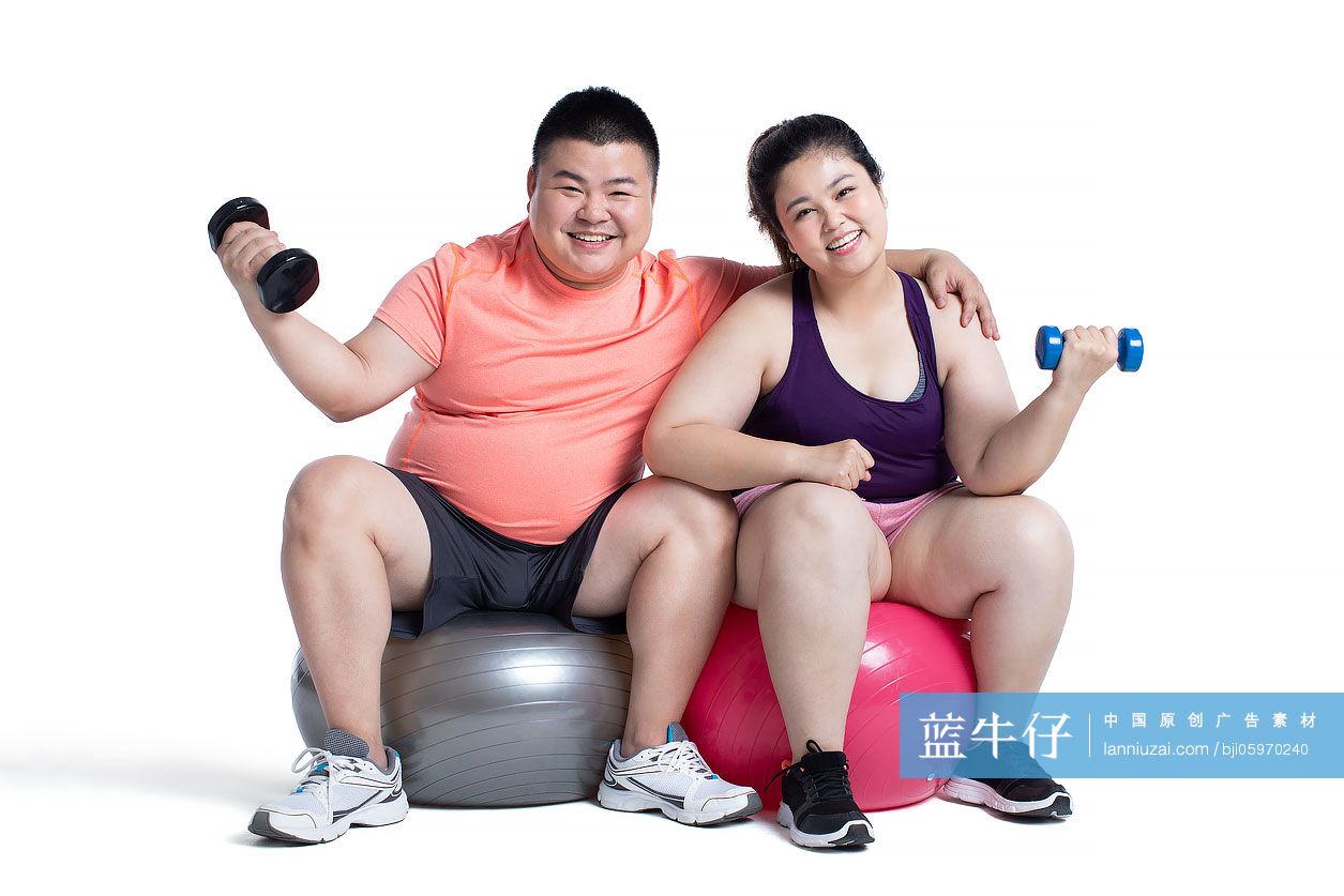 年轻情侣举哑铃