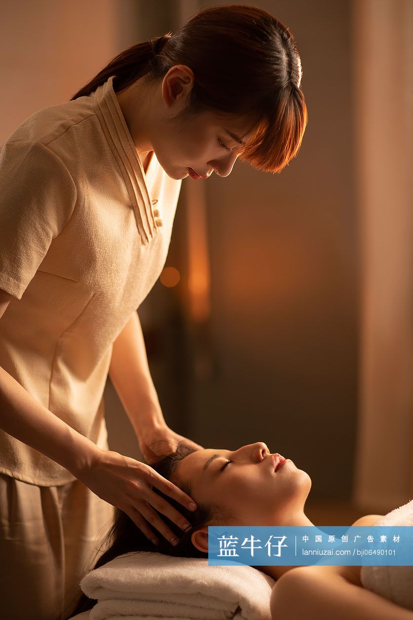 年轻美女做SPA