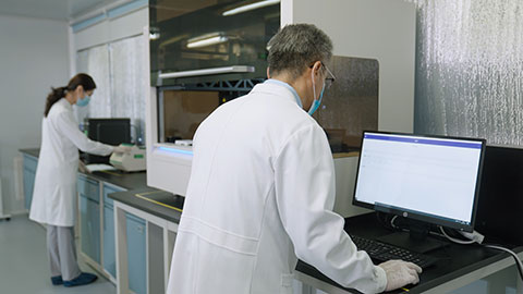 Chinese researchers working in laboratory,4K