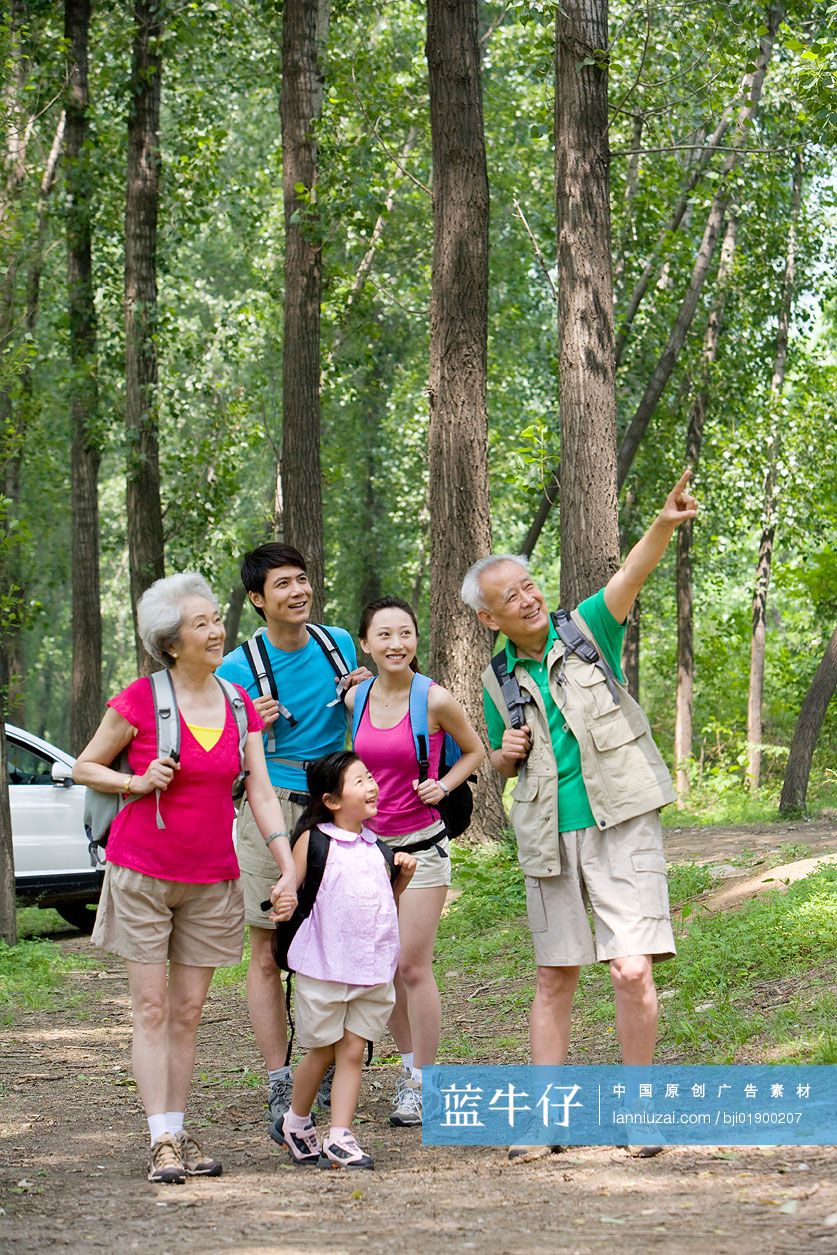 一家五口驱车野外郊游