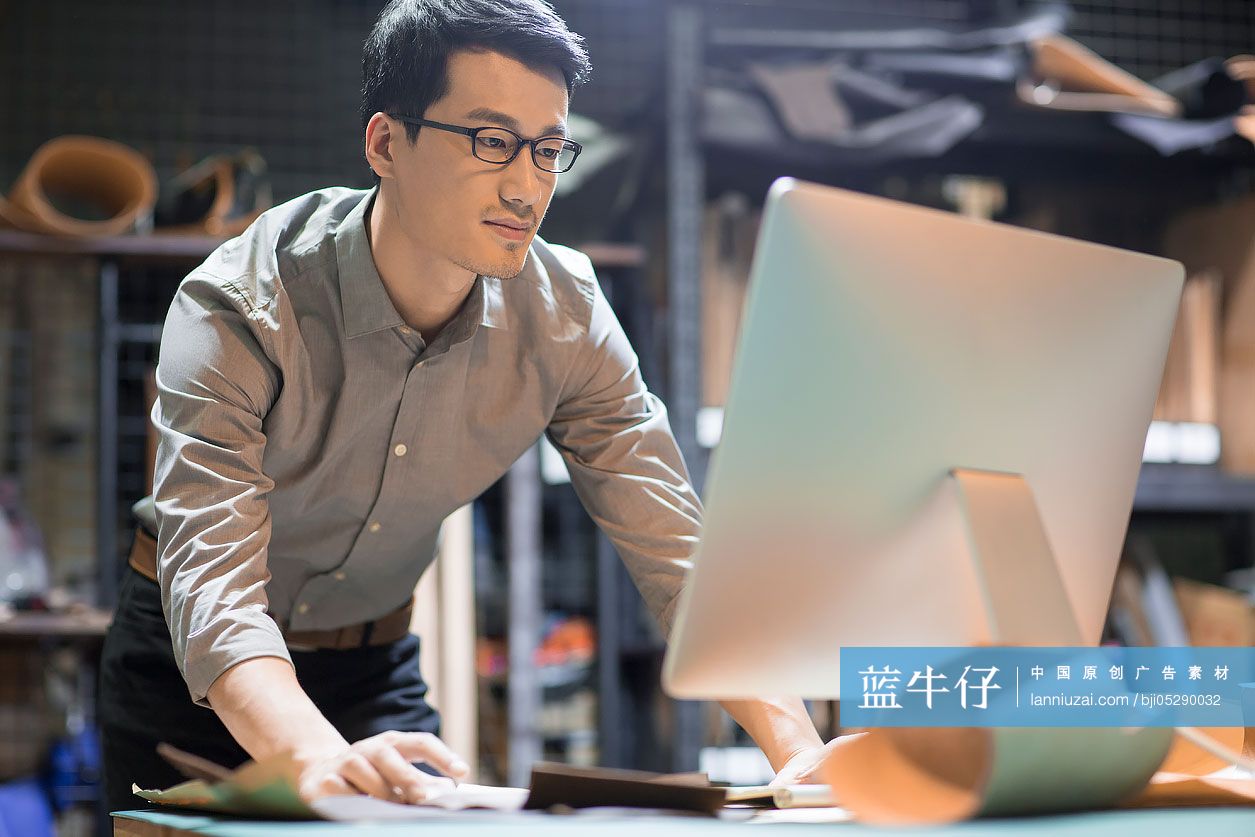 年轻设计师在工作室里使用电脑