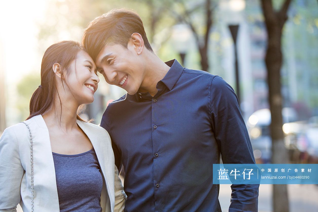 快乐的年轻情侣-蓝牛仔影像-中国原创广告影像素材