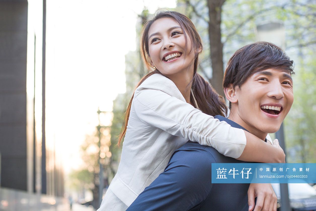 年轻男子背着女友