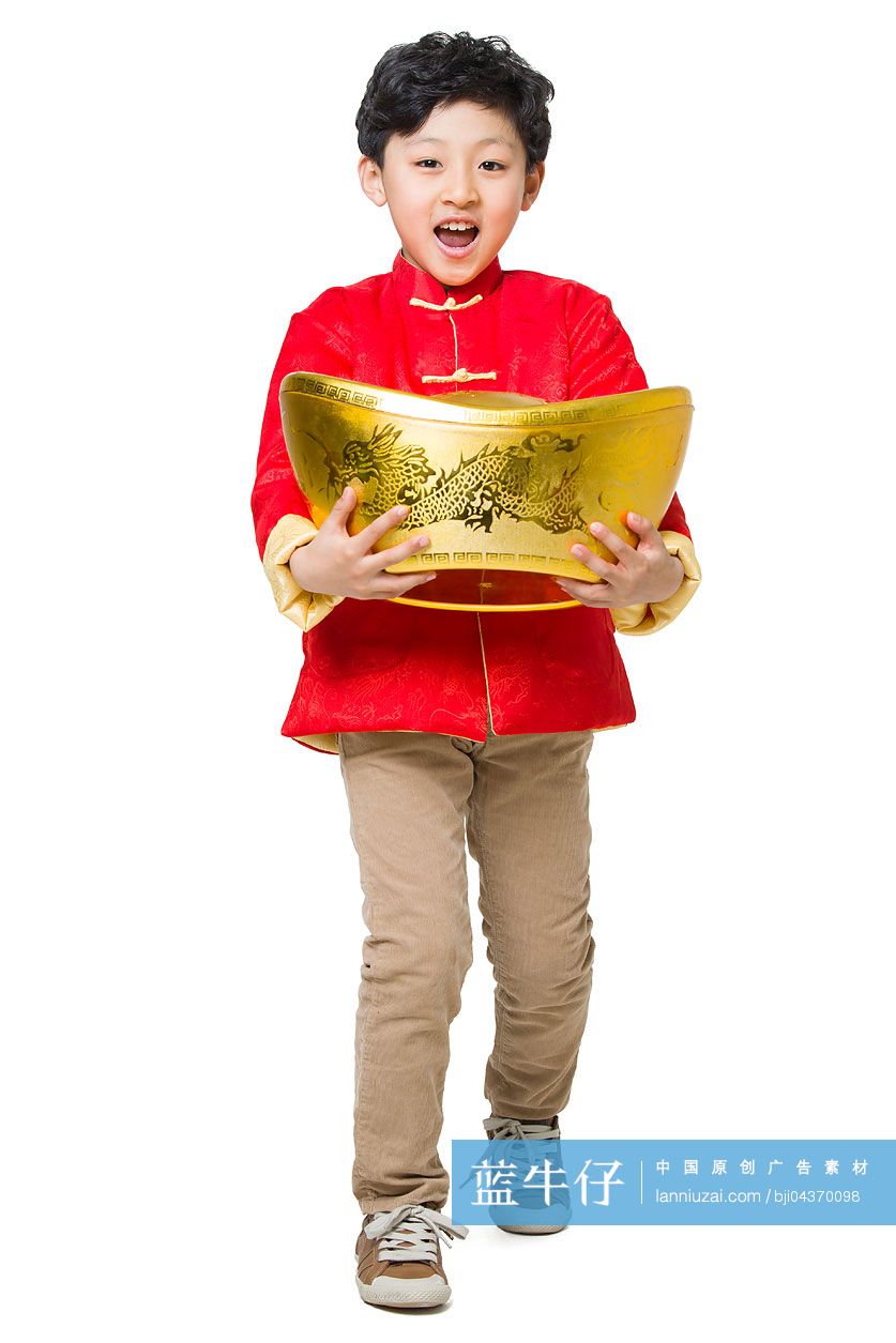 快乐的男孩抱着一个金元宝