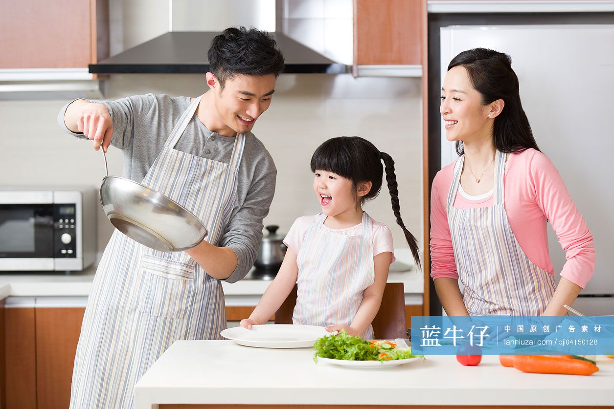 年轻父母与孩子一起在厨房做饭高清图片下载-正版图片500441018-摄图网