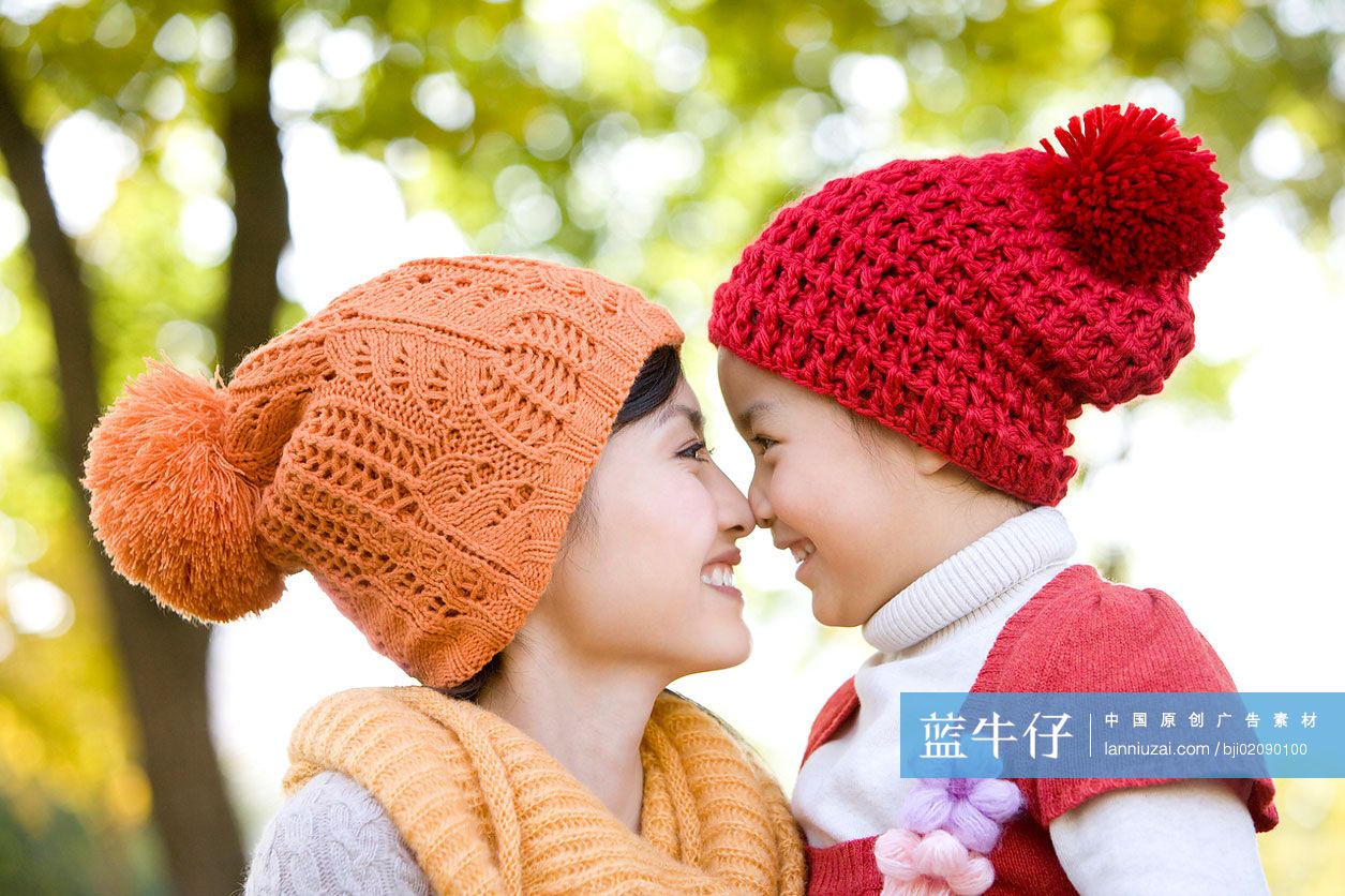 母女在一起嬉戏