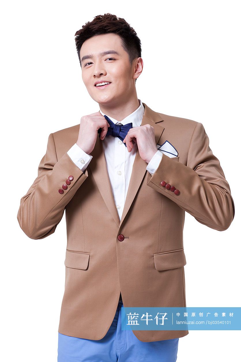 时髦的商务男士整理领结