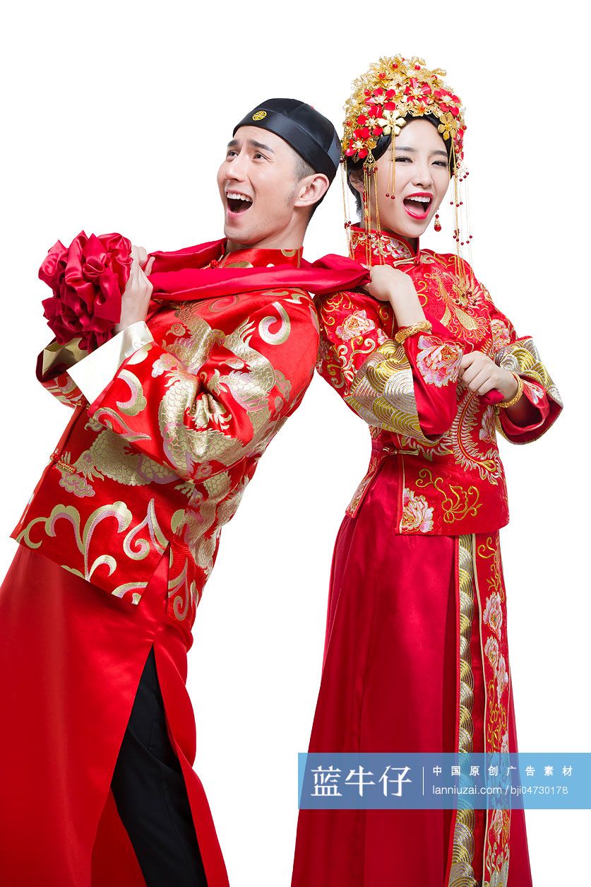 穿中式古装结婚礼服的新娘和新郎