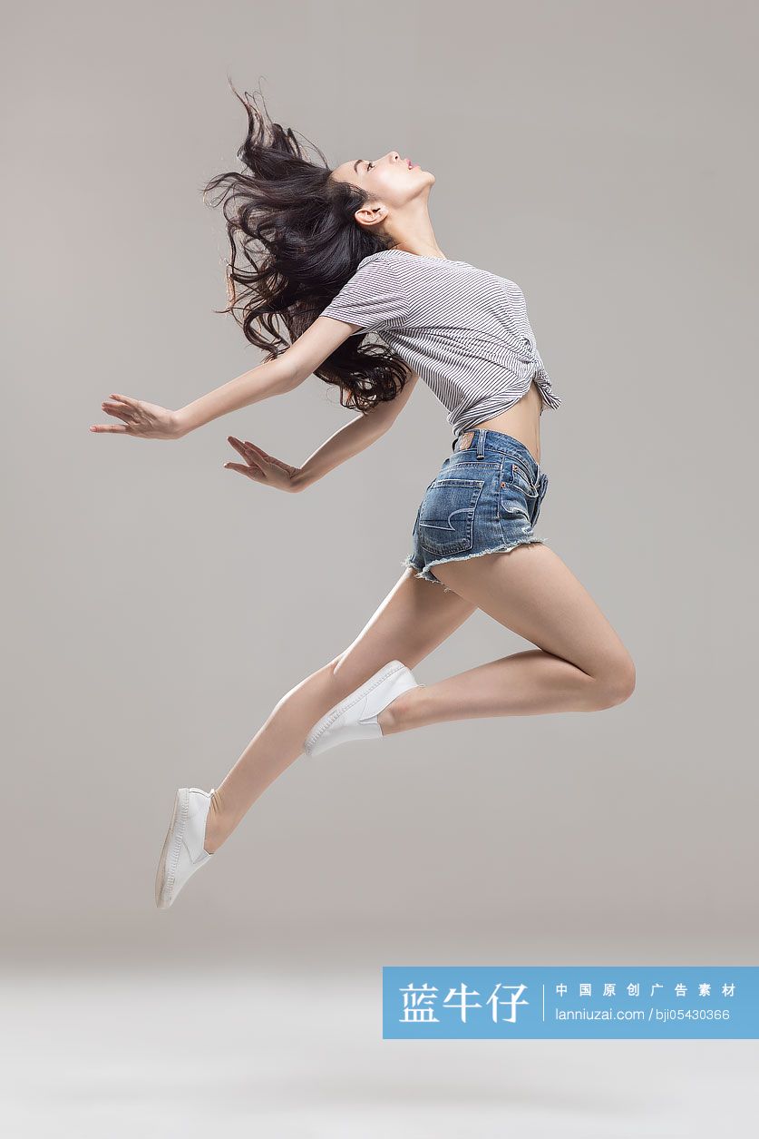 快乐的年轻女孩跳舞