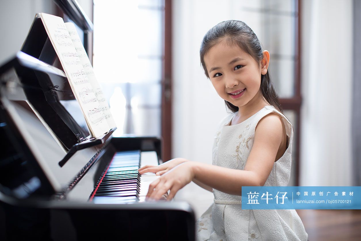 快乐的小女孩弹钢琴
