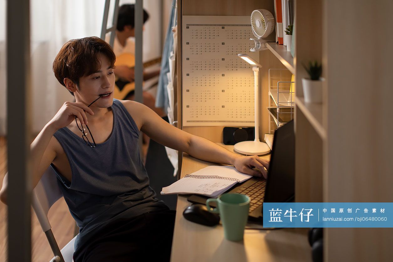 年轻大学生在宿舍学习