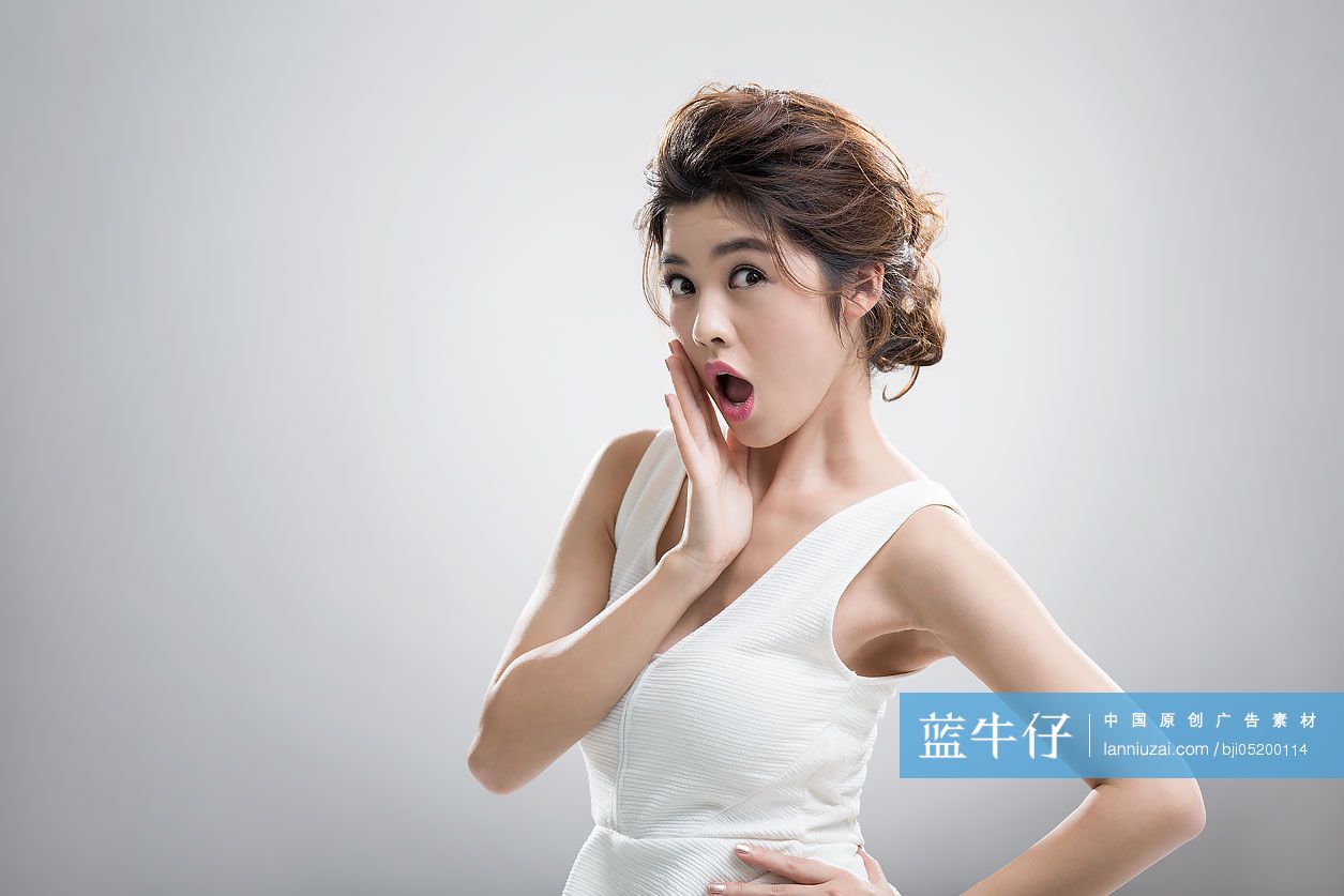 可爱的年轻女孩在大喊-蓝牛仔影像-中国原创广告影像素材