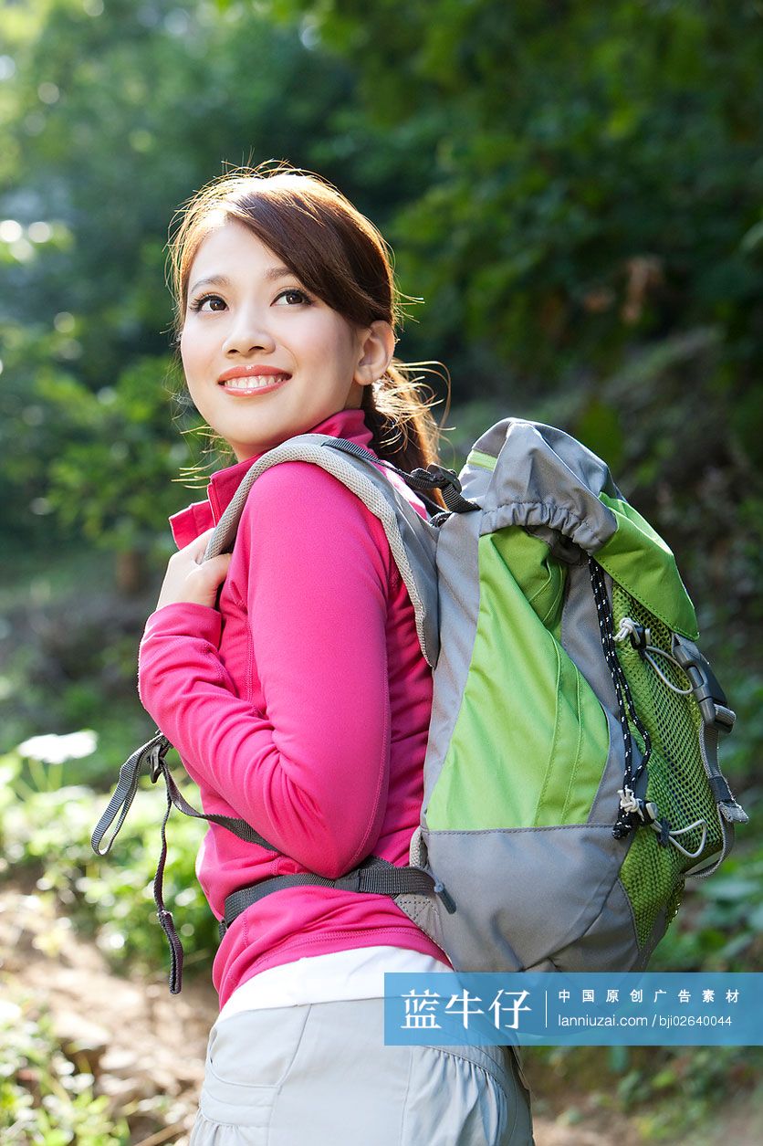 青年女性户外郊游