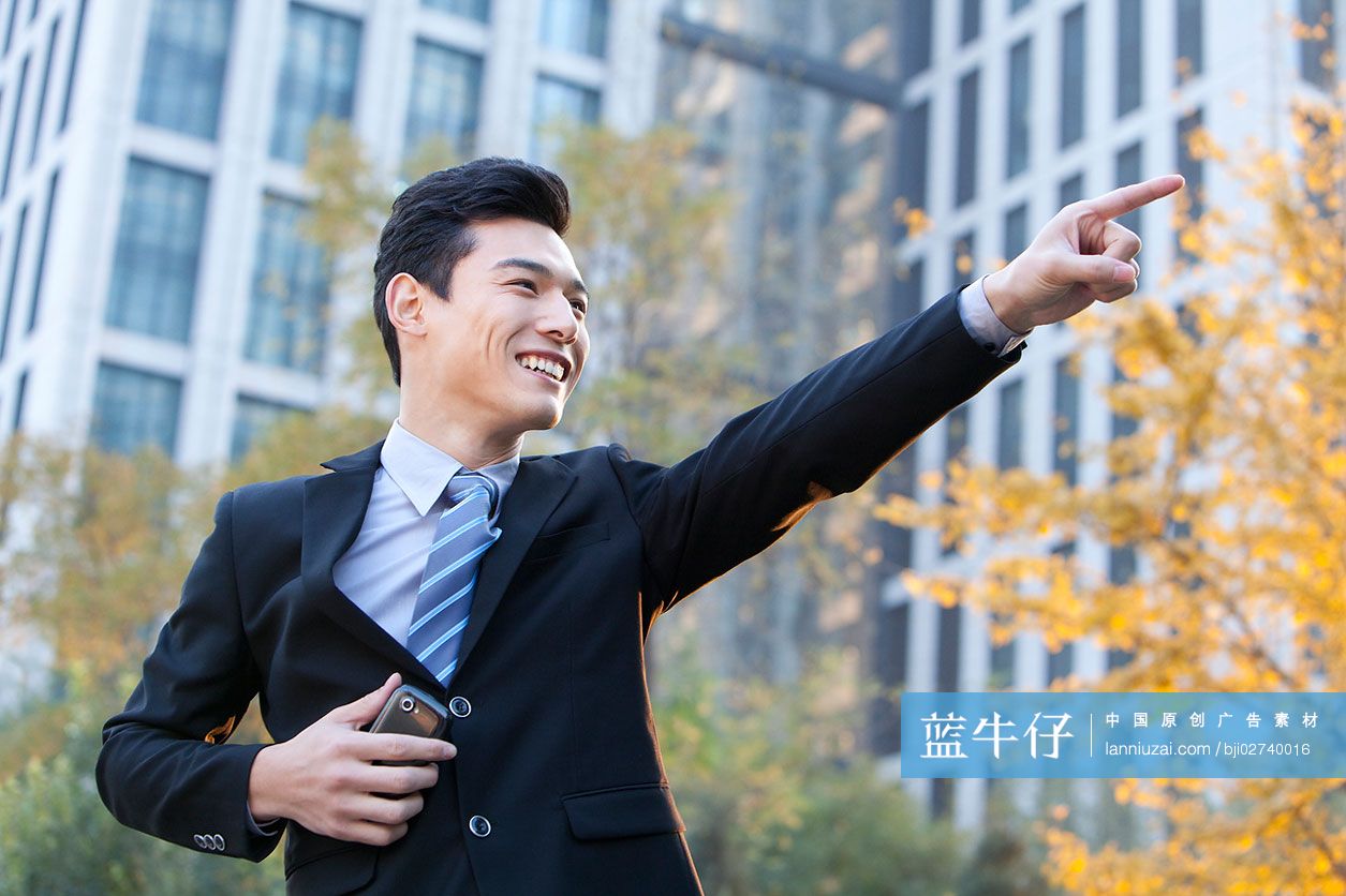 青年商务男士手指远方