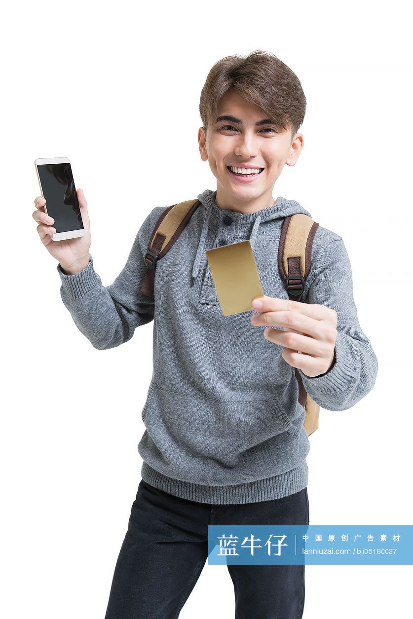 开心的男大学生拿着手机和金卡