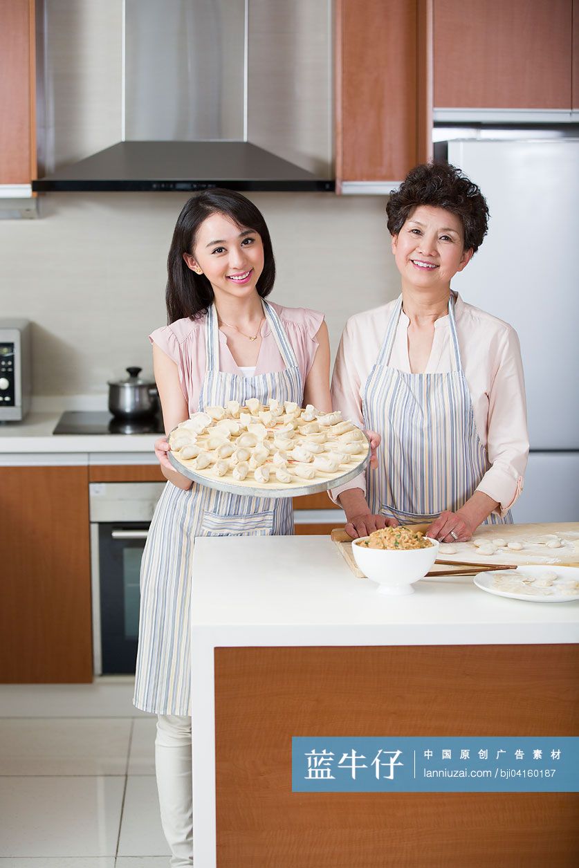 妈妈和女儿包饺子