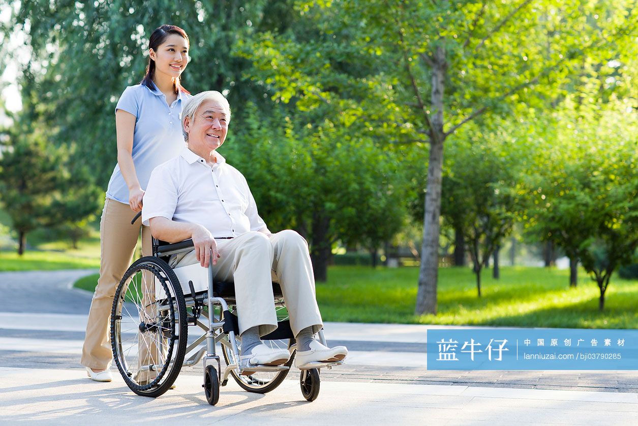 夫妻携手轮椅遛弯，背影感动市民