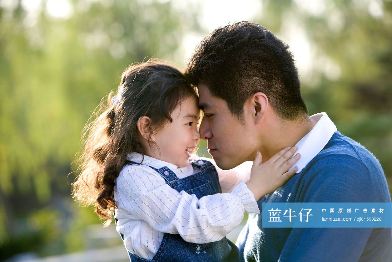 父亲和女儿头碰头