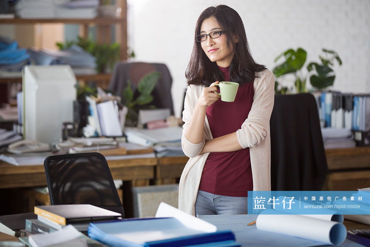 女建筑设计师在办公室喝咖啡放松