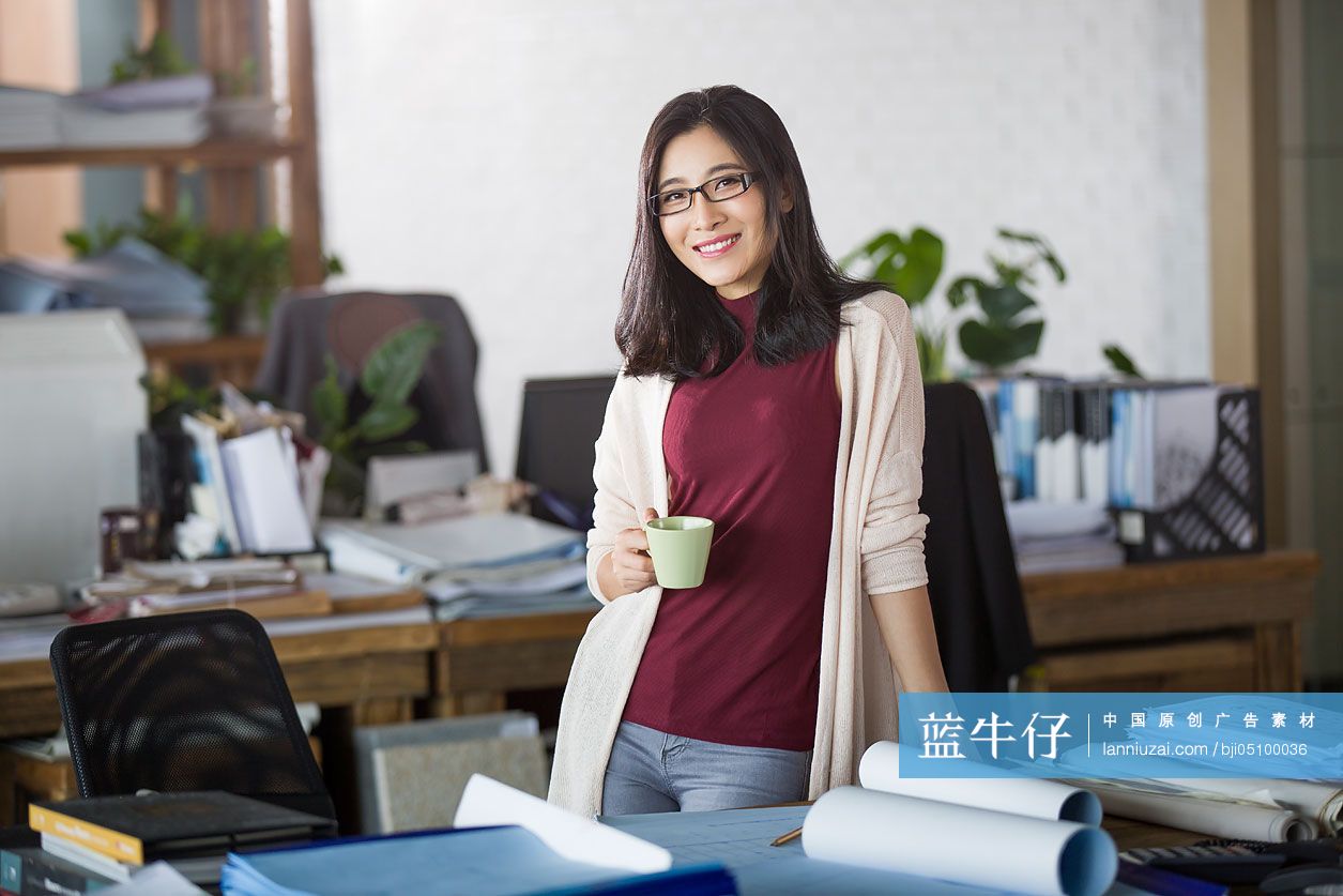 女建筑设计师在办公室喝咖啡放松