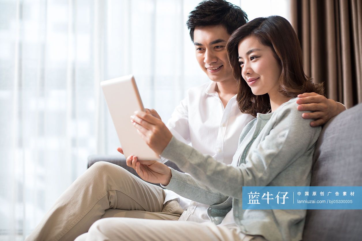 年轻夫妇在家使用平板电脑-蓝牛仔影像-中国原创广告影像素材
